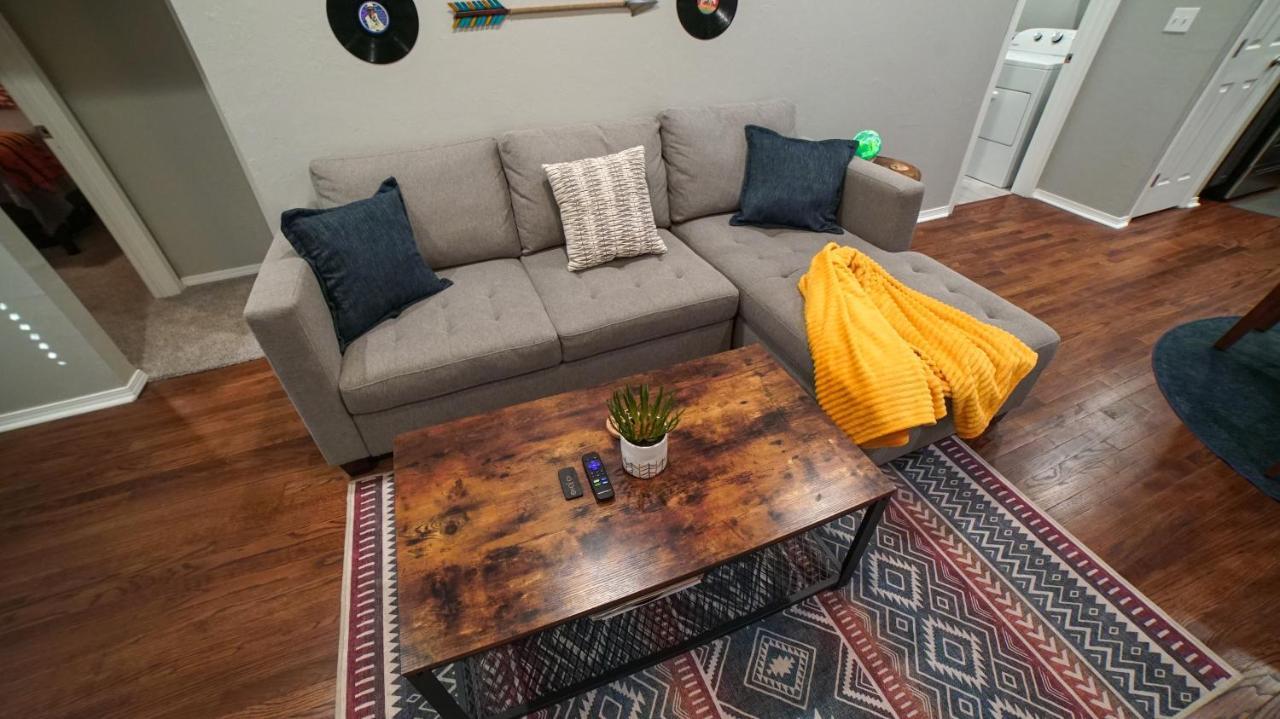 Rock & Roll House, Fiber Internet, Roku Tv, Washer & Dryer, By Dt Chickasha & Leg Lamp! Екстериор снимка