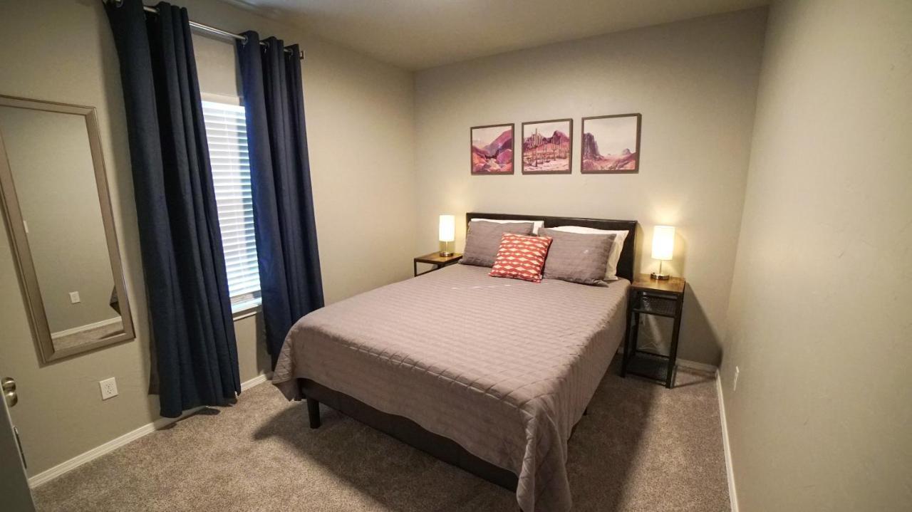 Rock & Roll House, Fiber Internet, Roku Tv, Washer & Dryer, By Dt Chickasha & Leg Lamp! Екстериор снимка